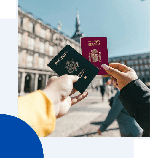 Dos manos sosteniendo pasaportes